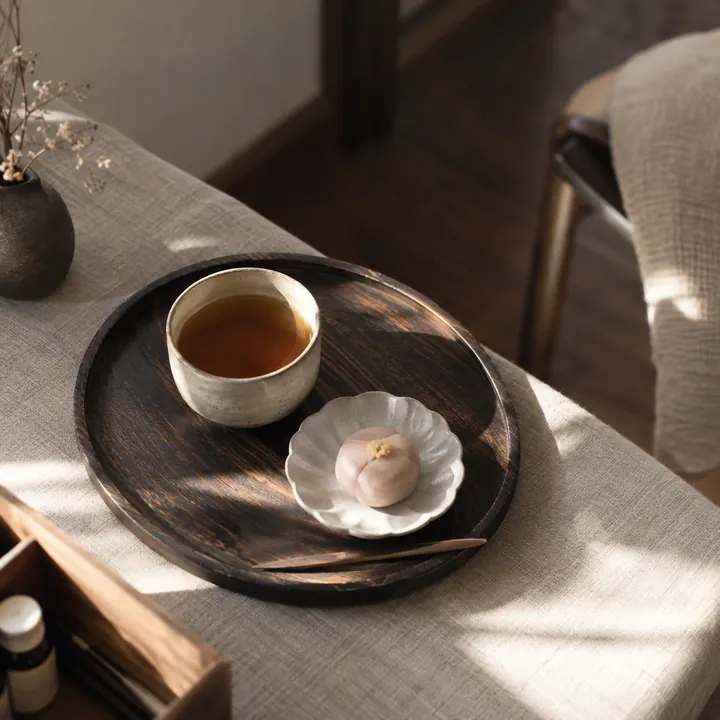 木の盆に、ほうじ茶と和菓子