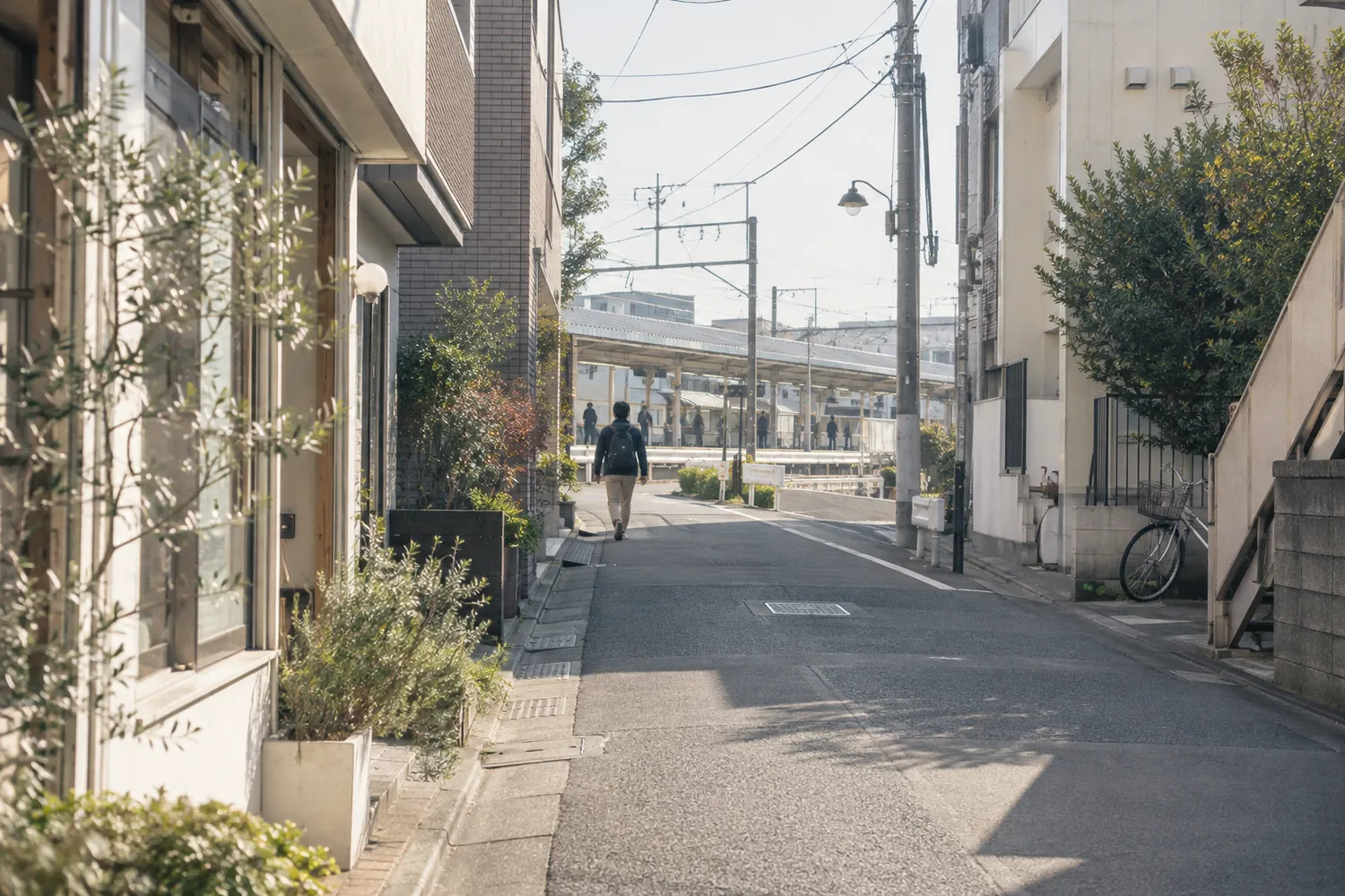 朝の、駅近くの静かな路地